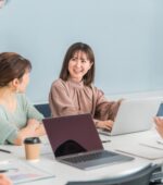 会議中の女性