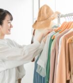 アパレル店で働く女性